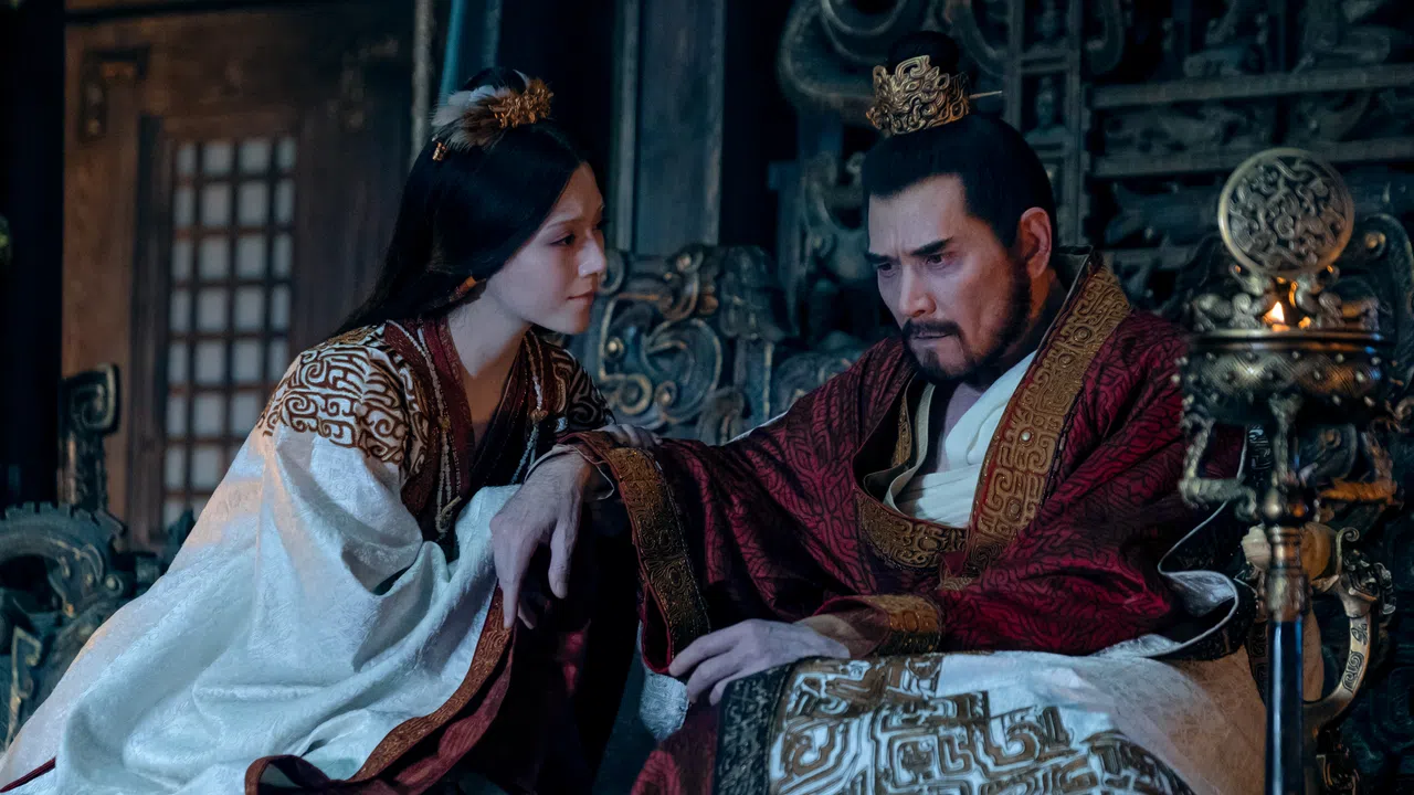 费翔（右）饰演的殷寿，在娜然饰演的妲己助力下死而复生。（mm2提供）