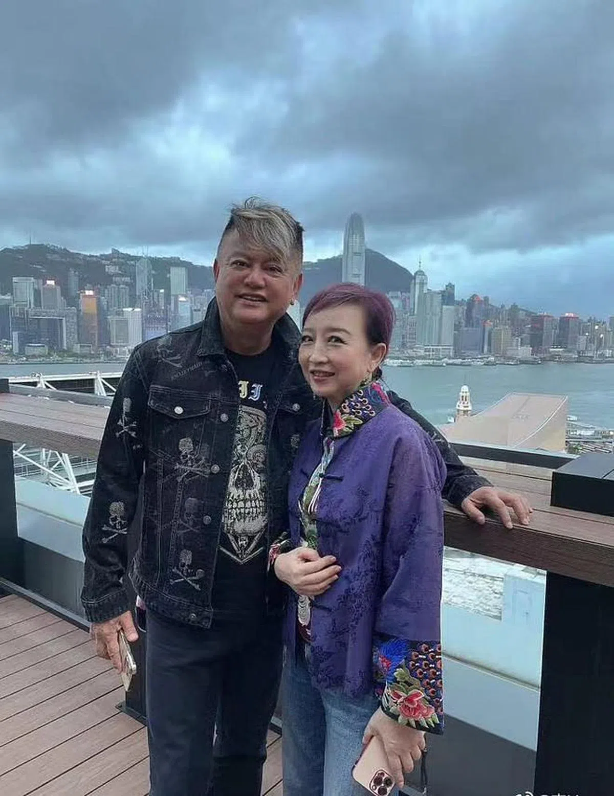 71岁的陈百祥和66岁的黄杏秀都是“不老传说”。（互联网）