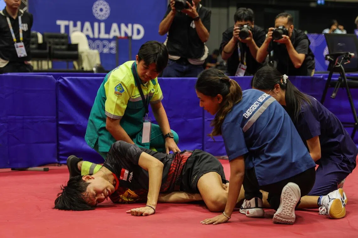 蔡邵恒左脚受伤，表情痛苦，接受现场医护人员检查。（白艳琳摄）