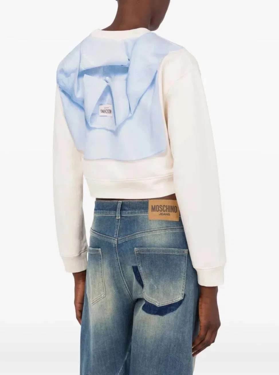 演戏演全套，Moschino把衬衫也印在衣背。（取自Moschino网站）