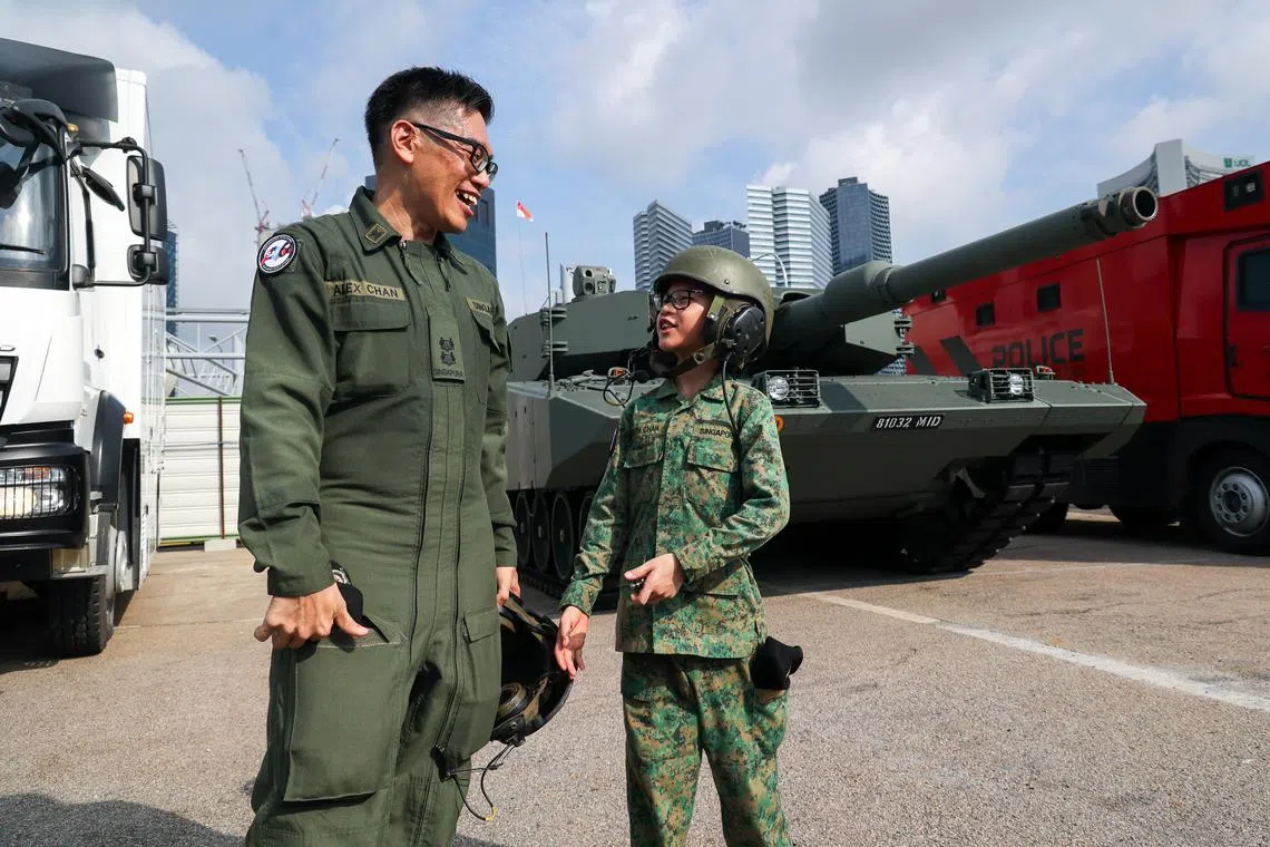 48岁的战备军人陈国浩中校（左）今年担任机动部队指挥官，他将与年仅10岁的儿子陈政凯（右）一同登场。（张俊杰摄）