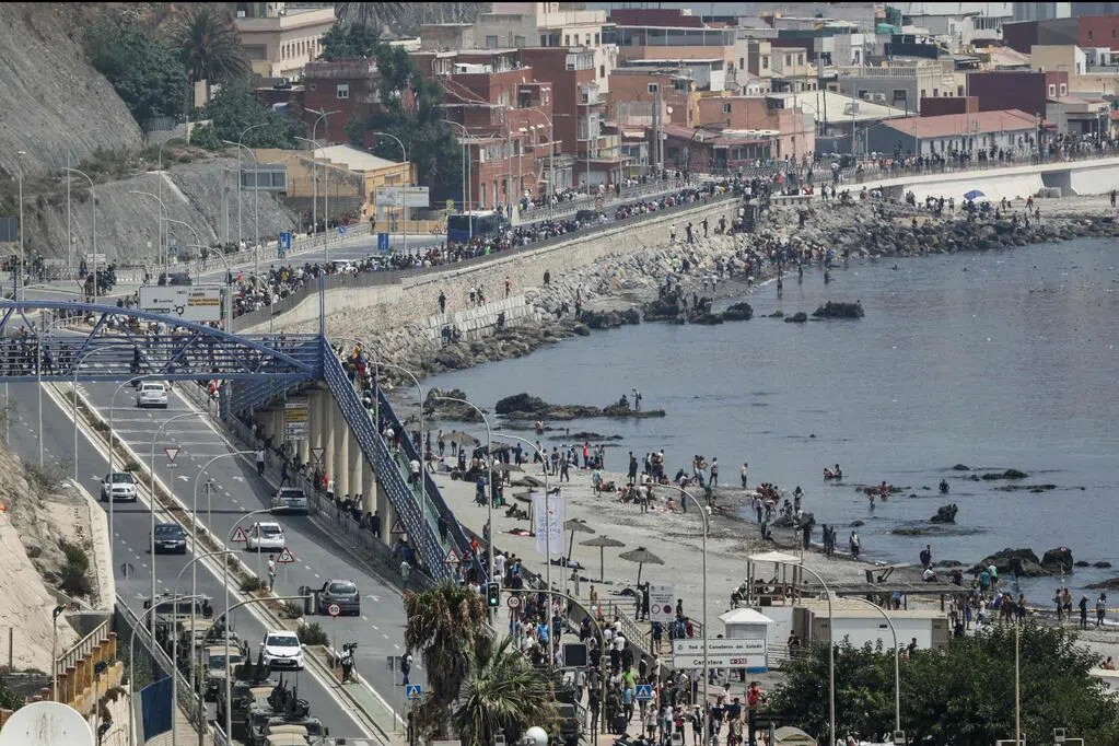 六万移民涌入休达 欧盟将召开紧急会议