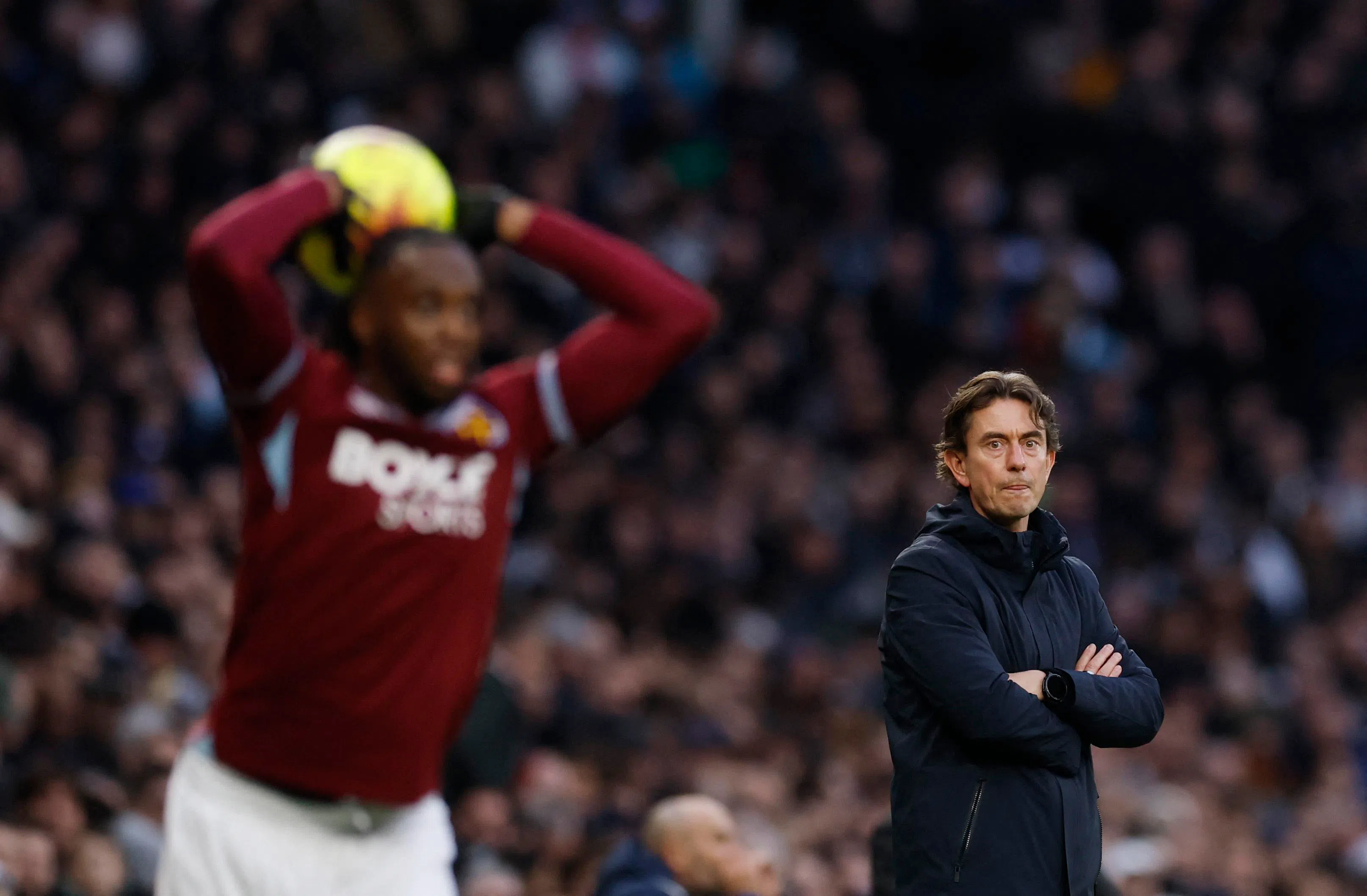 热刺主帅弗兰克（右）本就执教战绩不佳，再加上此役遭到对手绝杀，让不少热刺球迷都失去耐心，高呼让他下课。（路透社）