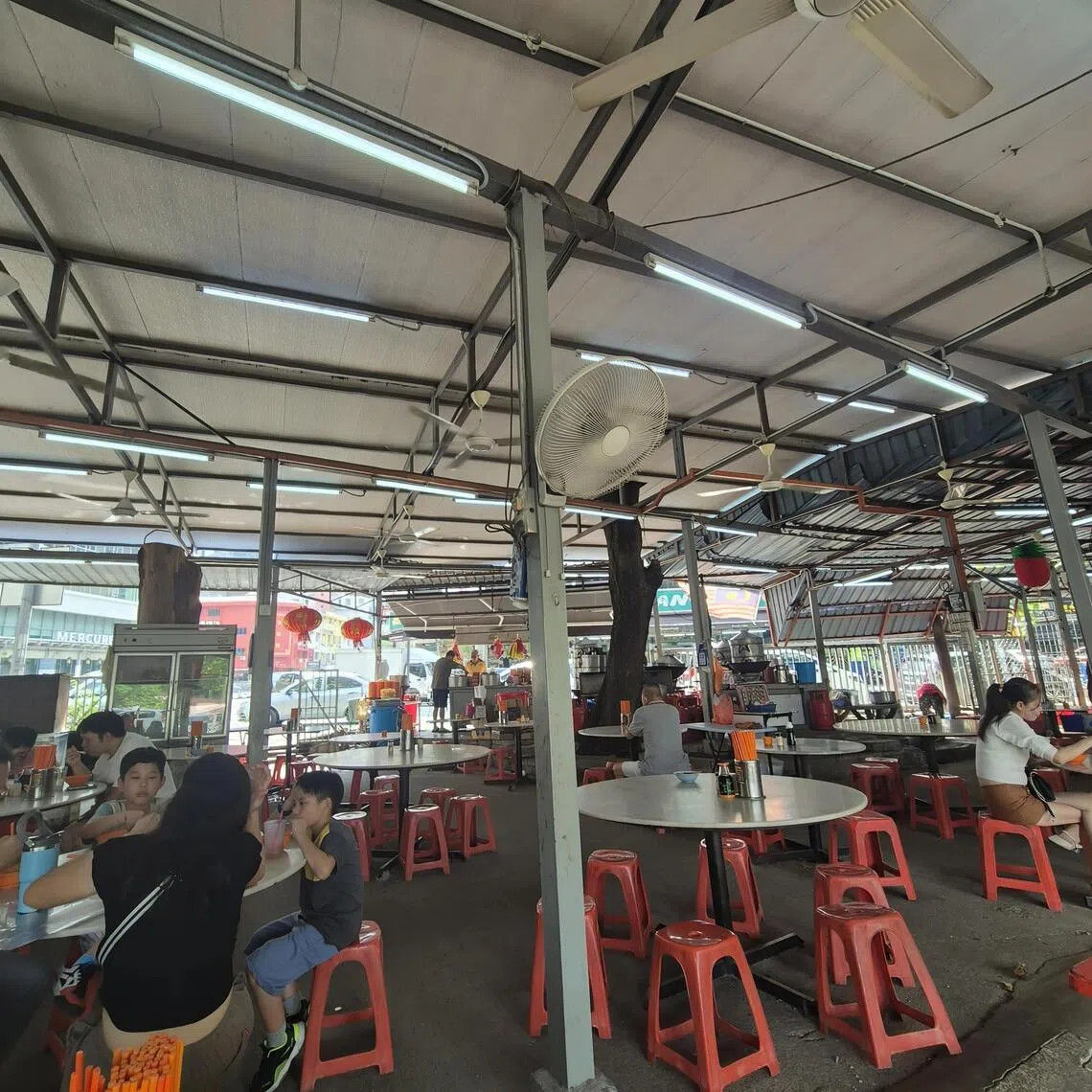 下午四五点来用餐比较闷热，但顾客较少，还找得到座位。（陈爱薇摄）