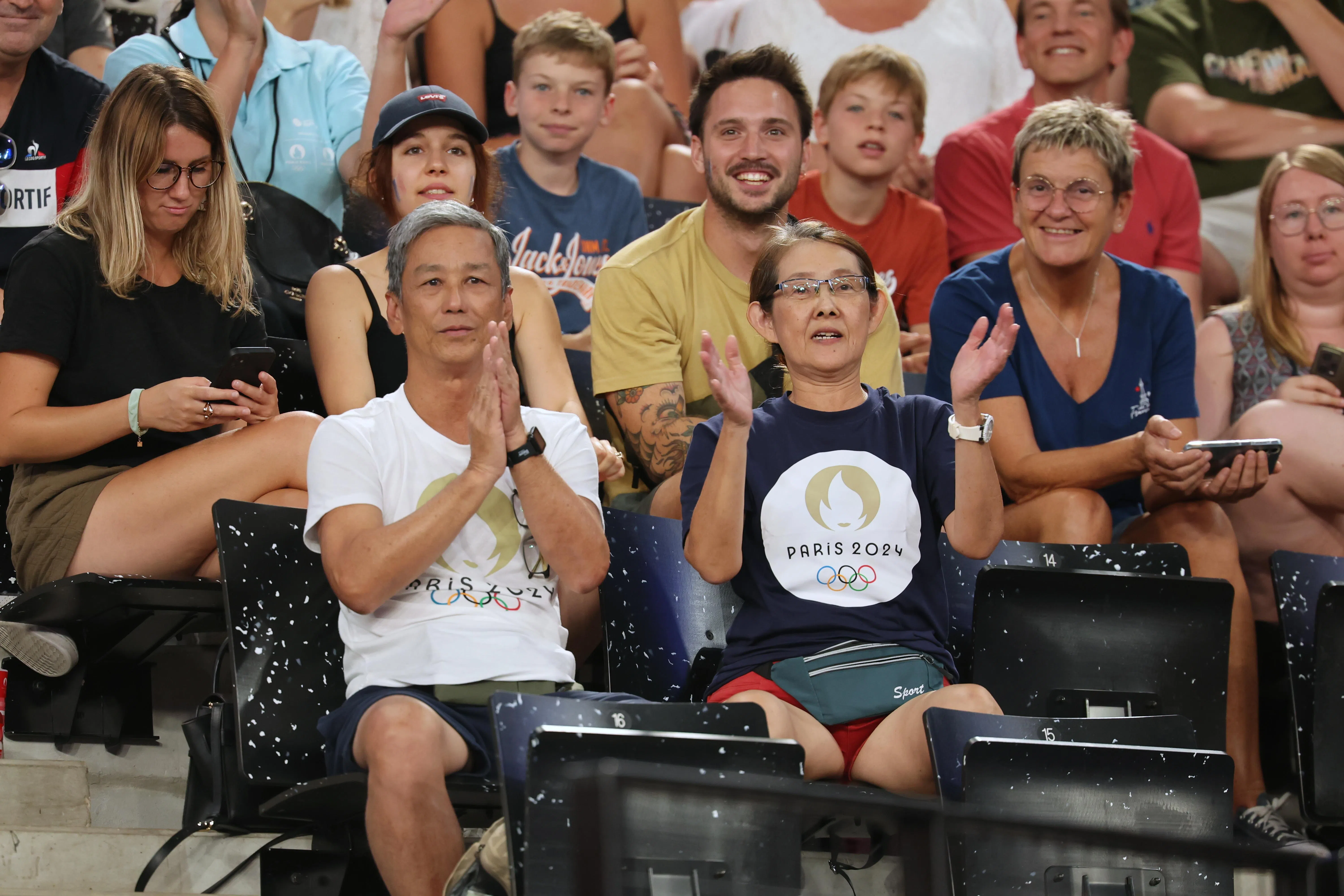 骆建佑的父母在看台为儿子鼓掌加油。（谢智扬摄）