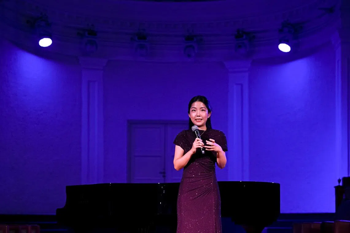 李楚人选择用音乐本身，而不是语言，回应关于AI与人类界限的辩论。（波兰驻新加坡大使馆提供）