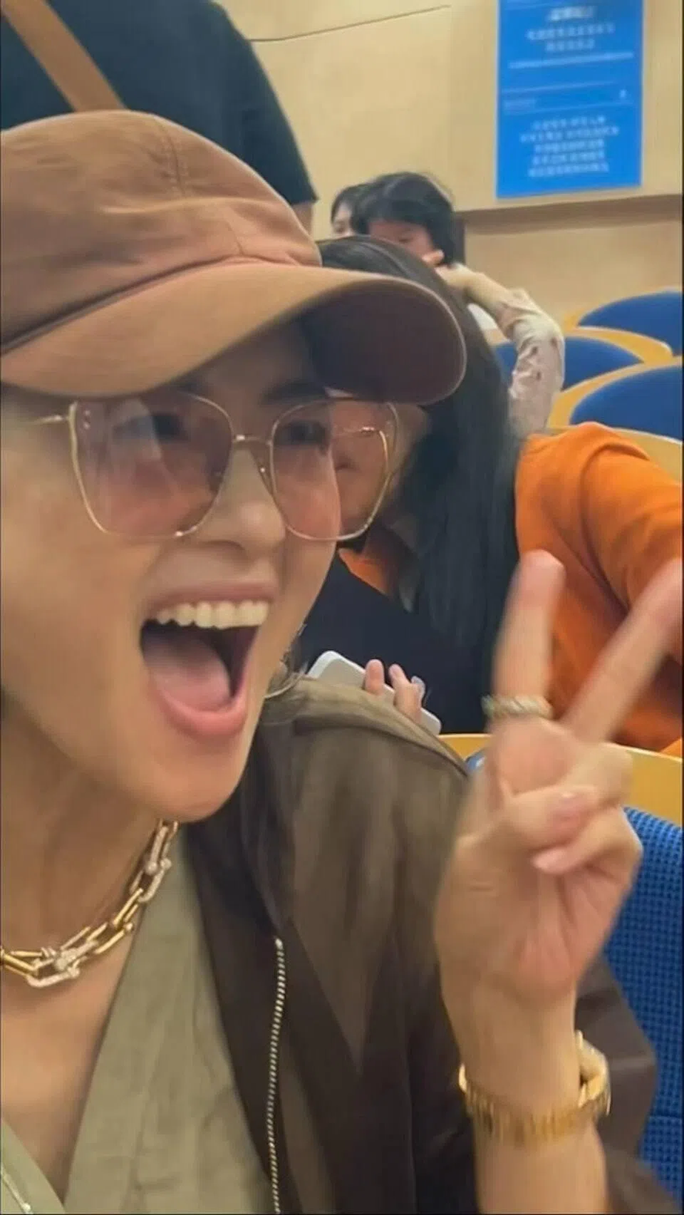 或许是看到女儿的表演心情大好，章子怡难得被拍照笑口大开。（互联网）