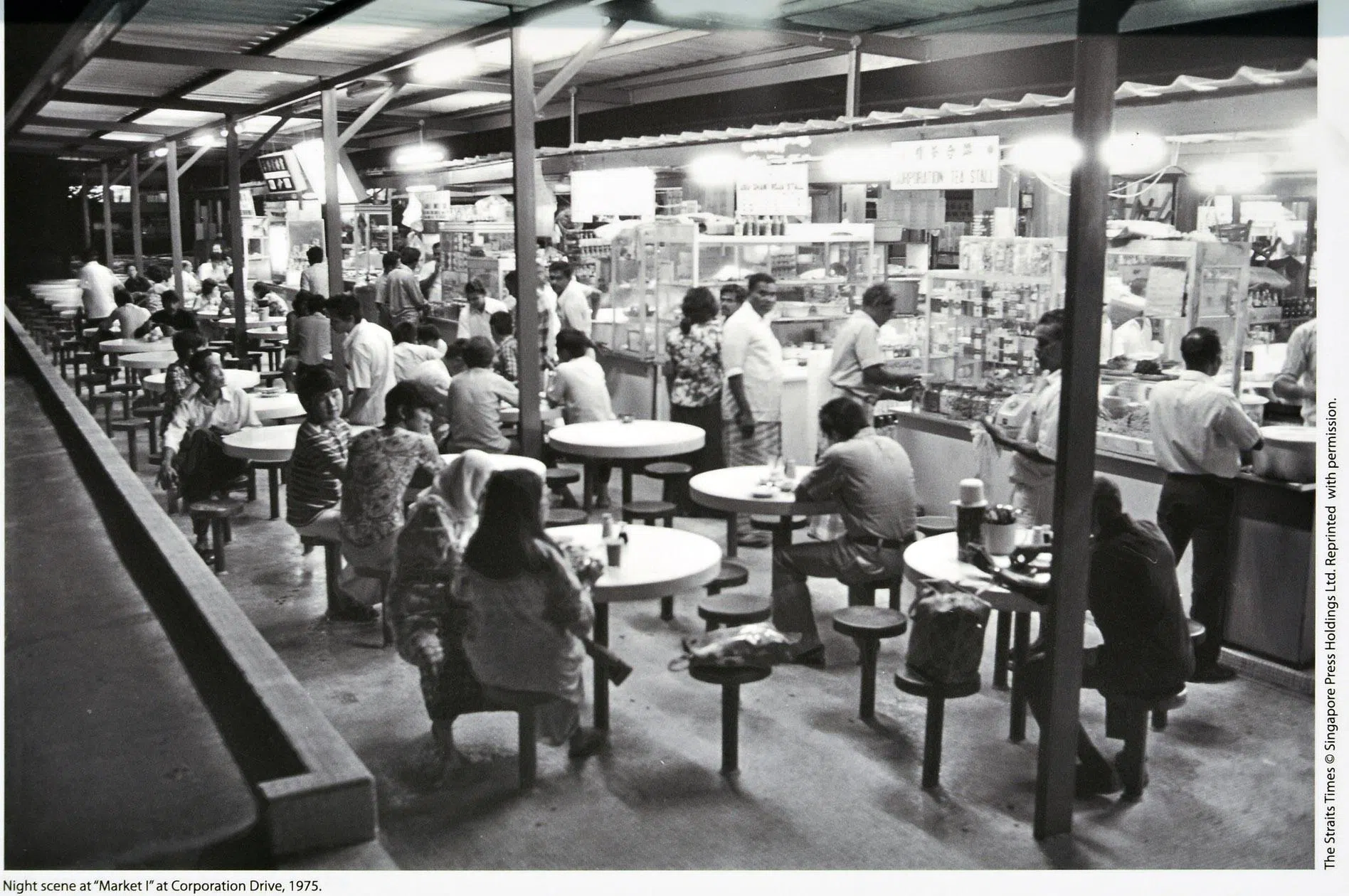 本地第一个小贩中心是位于永升路的永升小贩中心，俗称“六十档”。（档案照片）