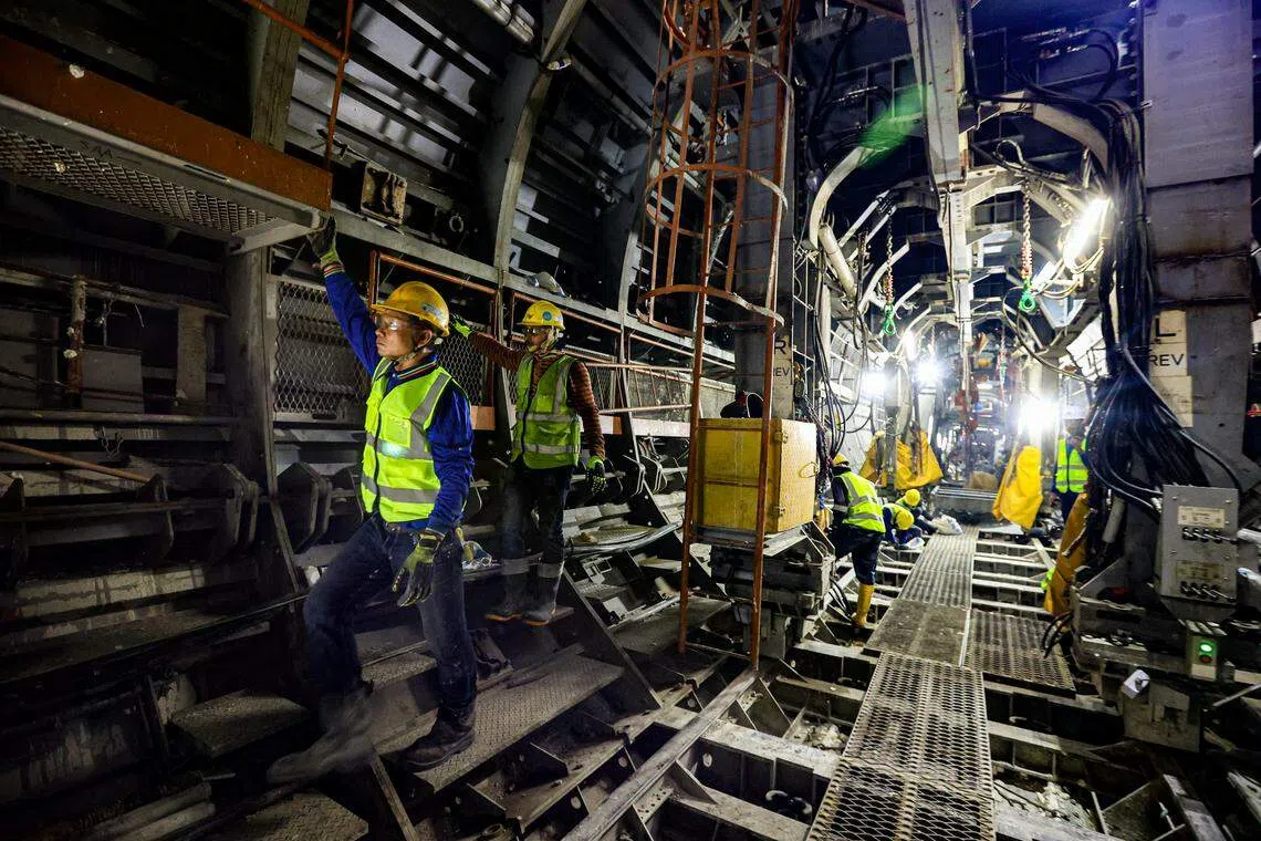 地底深处不存在白天或黑夜的概念，员工在闷热的环境里，靠着沿着地上的照明灯，不分昼夜地建造我国颠覆性的水利设施。（关俊威摄）