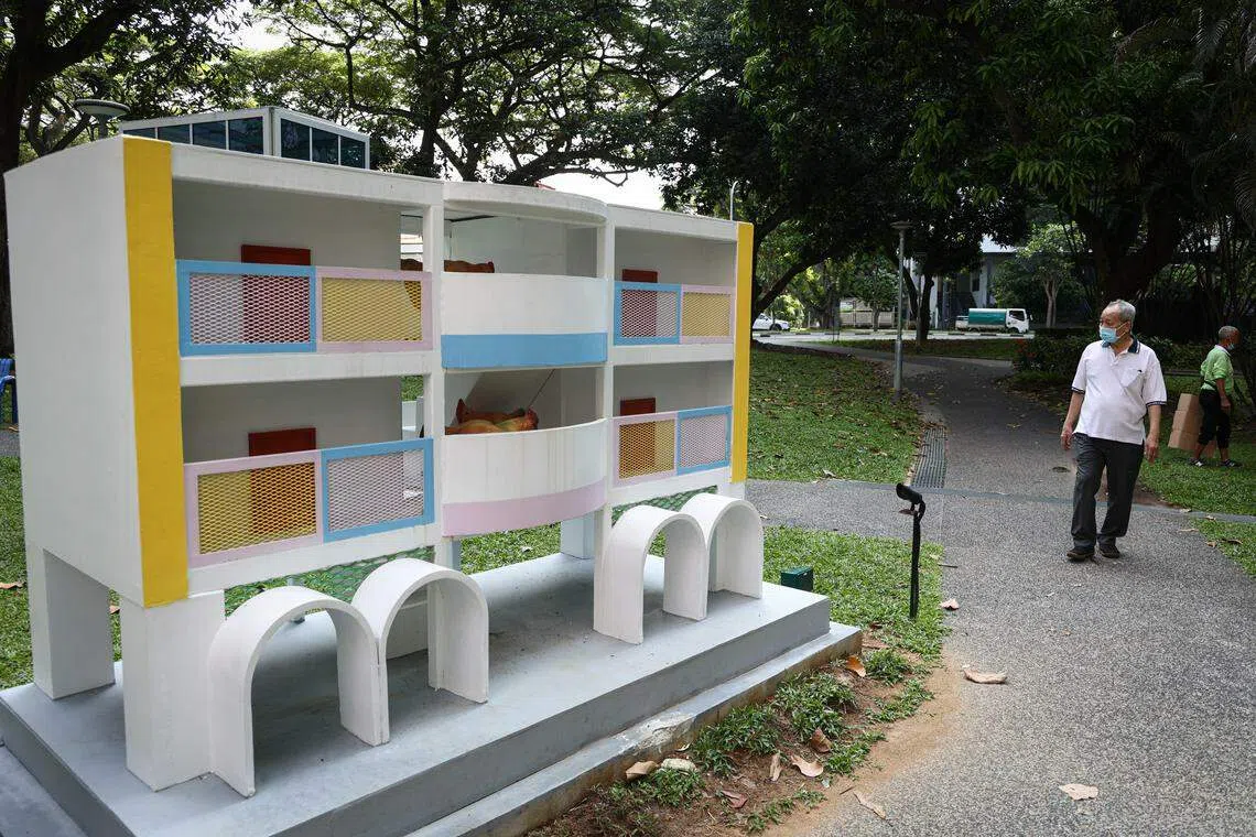 Divaagar的微型建筑装置“Everfowl Estate”，取材艾弗顿园周边的住宅建筑形式。（李健玮摄）