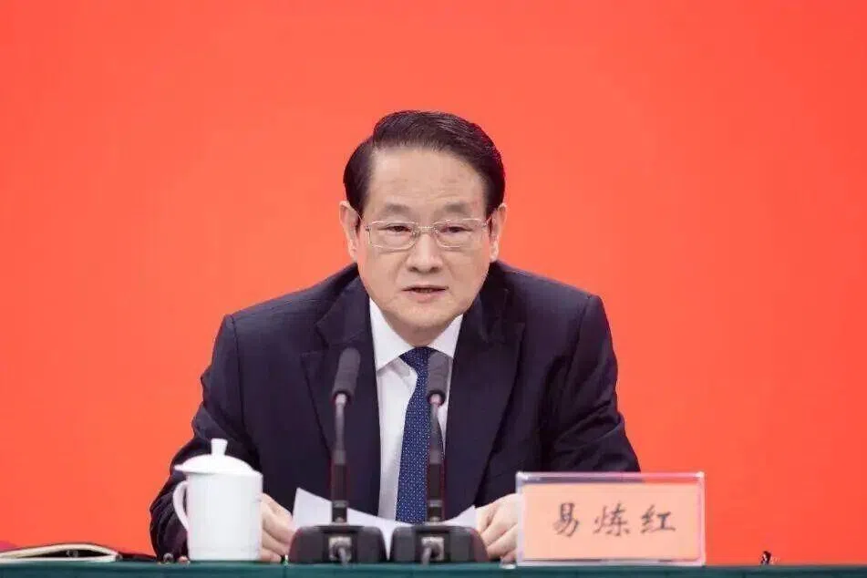 中国官方通报，赣浙两地前“一把手”易炼红人大资格被终止。