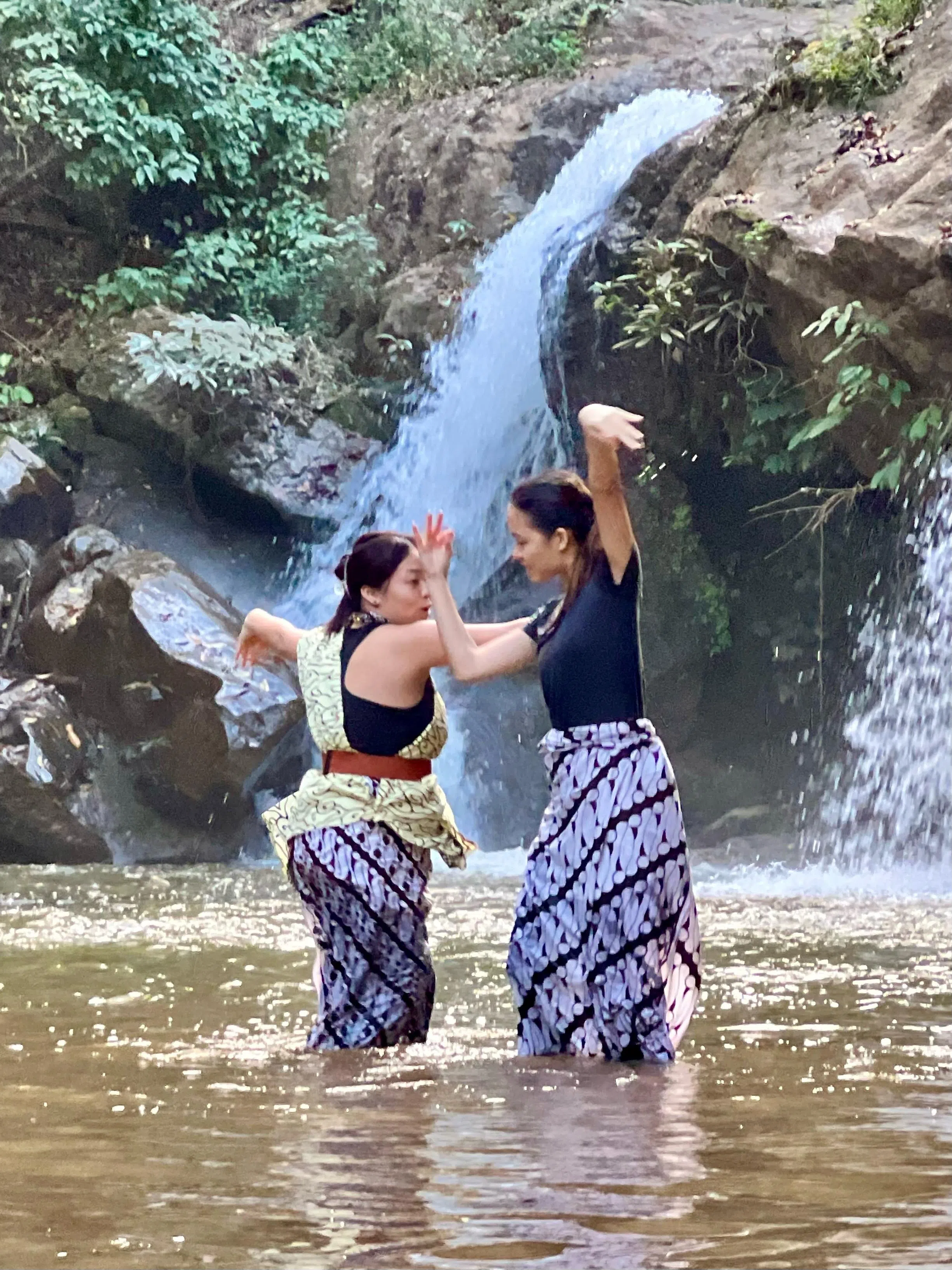 演员在清道的湄萨瀑布（Mae Sa waterfall）中呈献即兴创作。（主办单位提供）