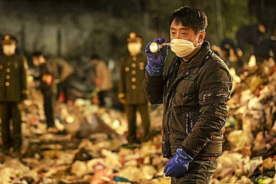 《他是谁》场景还原度高，有传演员到垃圾场（图）和臭水沟拍摄时熏到吐。（互联网）