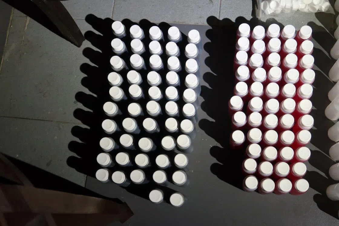 执法人员在被告的住所查获104瓶咳嗽药水。（卫生科学局提供）