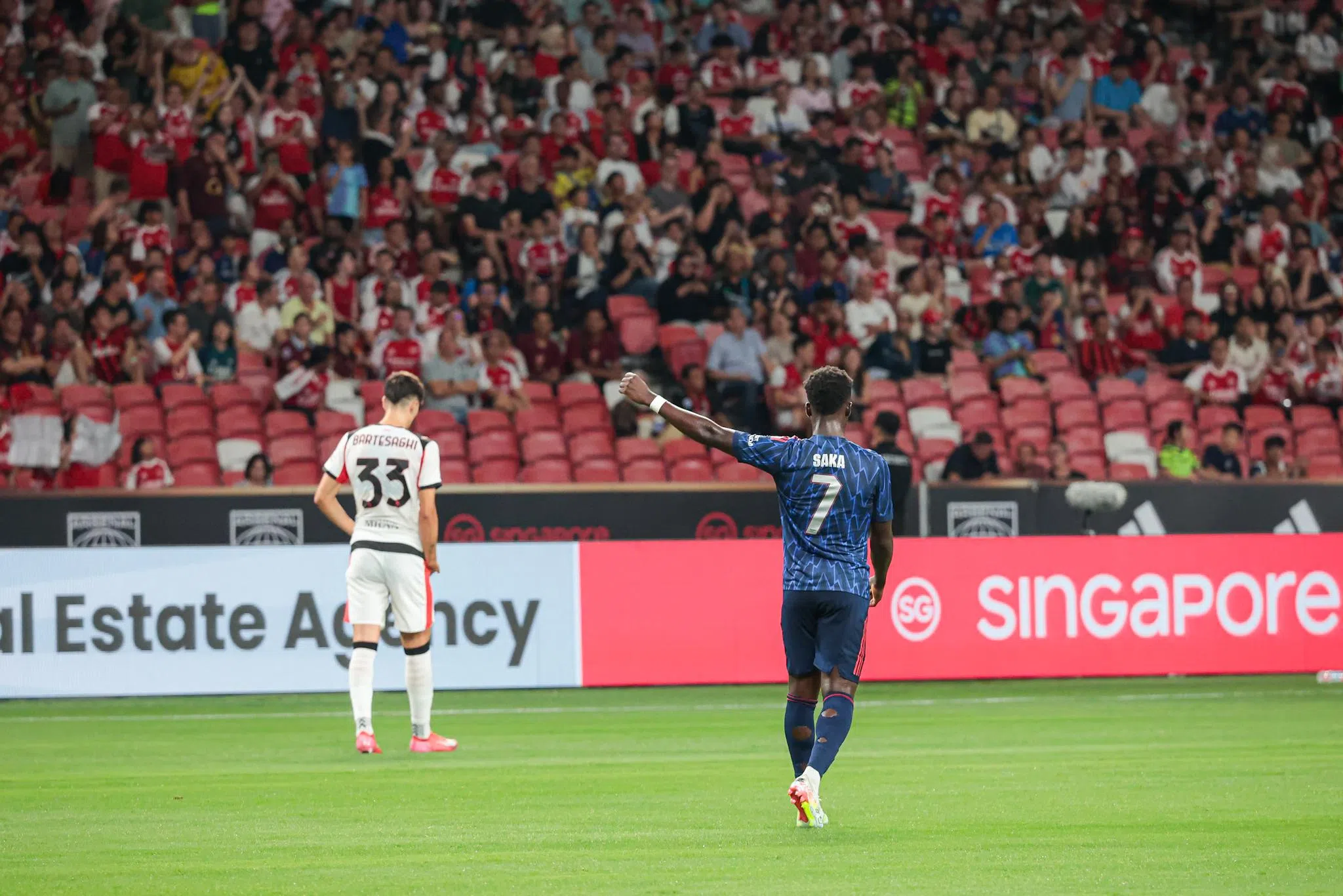 阿申纳球员萨卡（右）在对垒体育米兰的比赛中攻入唯一一球。（李冠卫摄）