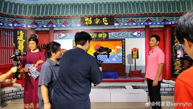 何家劲（粉红衣者）获邀为惠州政法委拍摄宣传片。（互联网）