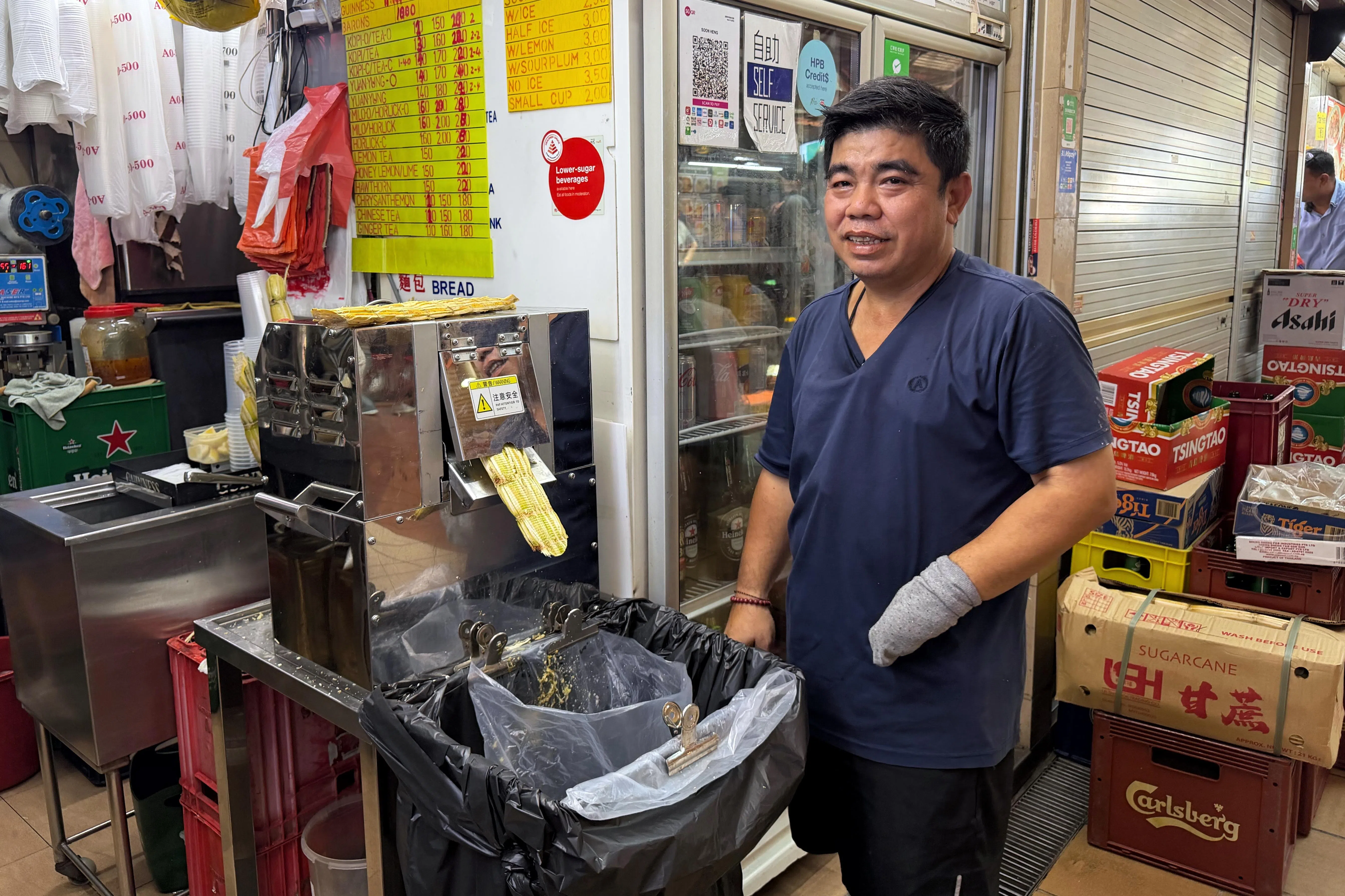 经过不断地摸索与练习，他逐渐学会使用“全新的左掌”，与右手相互配合。（黄宇璇摄）