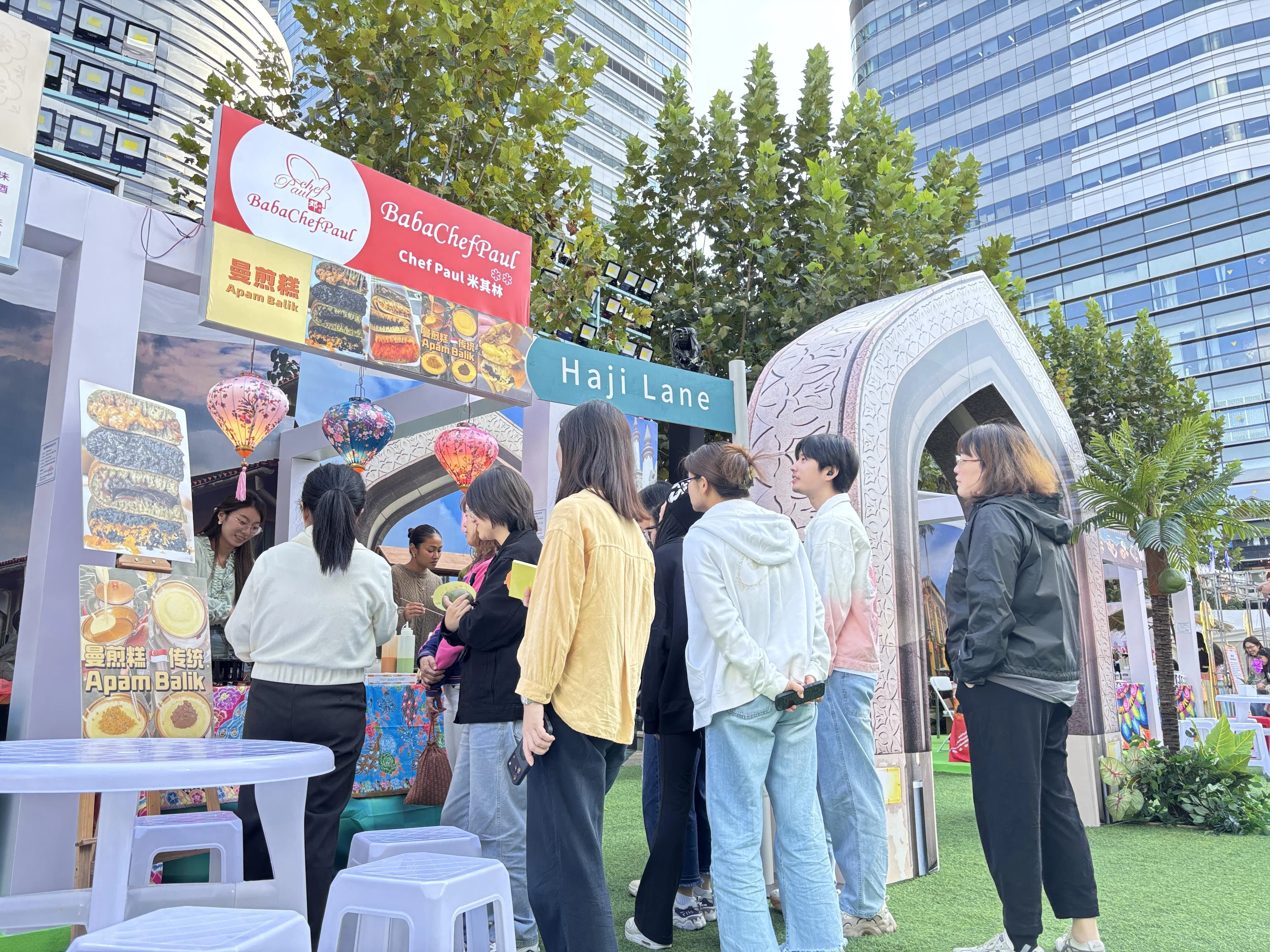 曼煎糕摊前，不少市民驻足品尝香甜的南洋风味。（黎康摄）