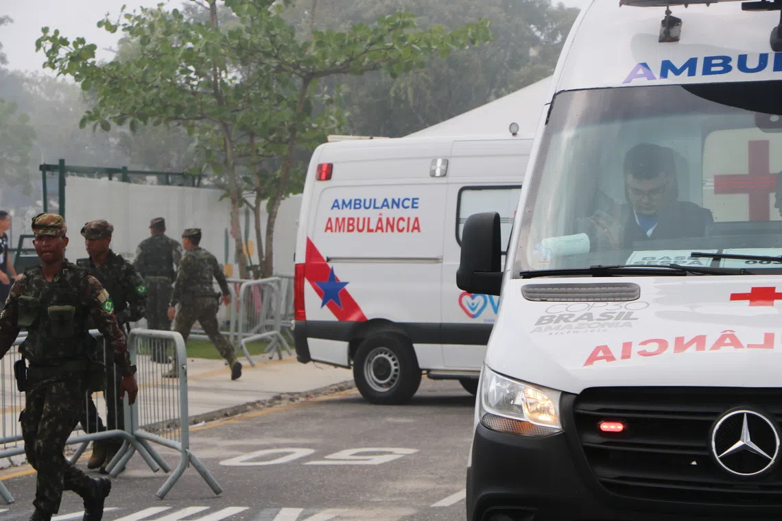 发言人透露，13人因吸入浓烟，在现场接受治疗，当局正在监测他们的情况，提供必要的医疗援助。（蔡玮谦摄）