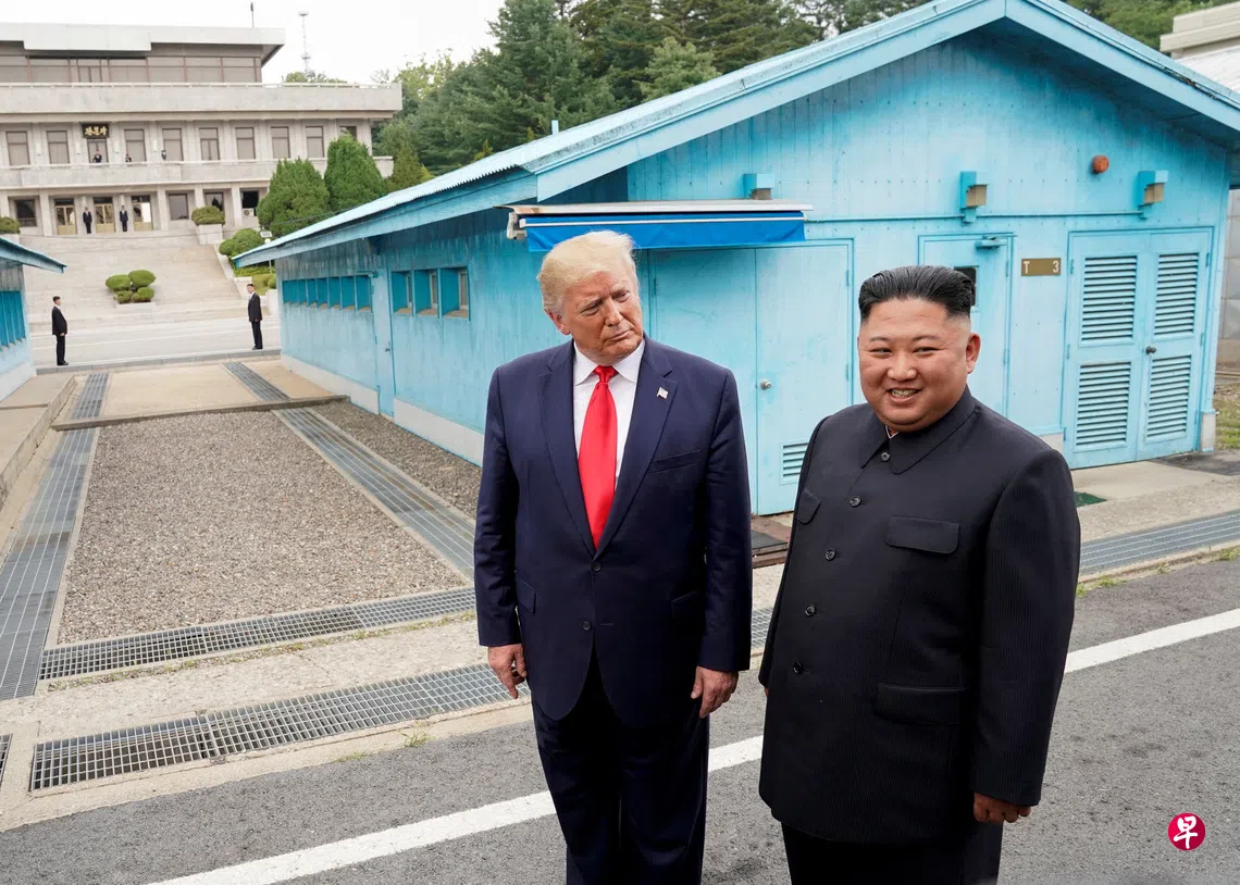 美国总统特朗普星期六（10月3日）说，要与拥核国领导人保持良好关系，并称他与朝鲜最高领导人金正恩关系很好。图为2019年6月，特朗普与金正恩在板门店会面。 （路透社档案照片）