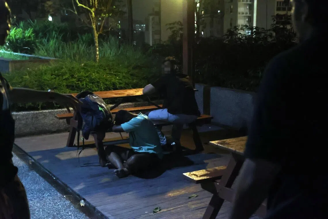 移民局人员展开突击时，一名黑衣男正坐在凳子上休息，另一名绿衣男则席地盘坐，倚着背包入睡。（邝启聪摄）