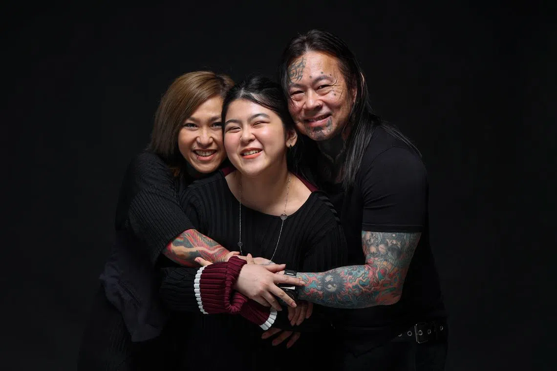 林天佑（右）和郭佩美文身外表另类，其实他们和一般家庭无异，与女儿林林感情融洽，相处如朋友。（龙国雄摄）