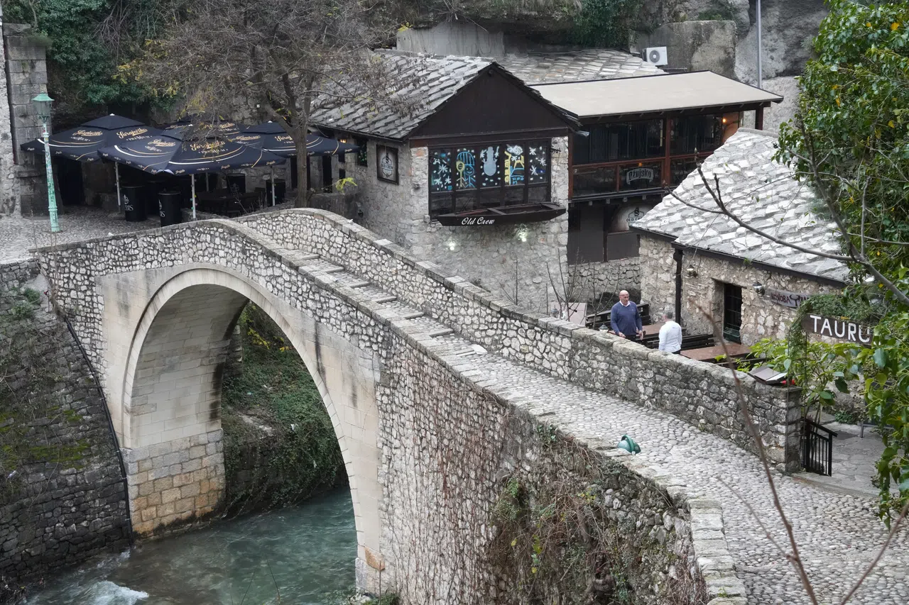 弯桥比较小，这里少了喧闹声和商业气息。（林典民摄）