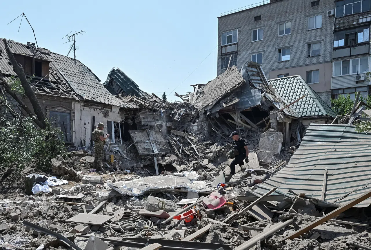 6月9日，乌克兰警方专家在乌克兰扎波罗热州（Zaporizhzhia）一处俄罗斯空袭现场搜证。（路透社）
