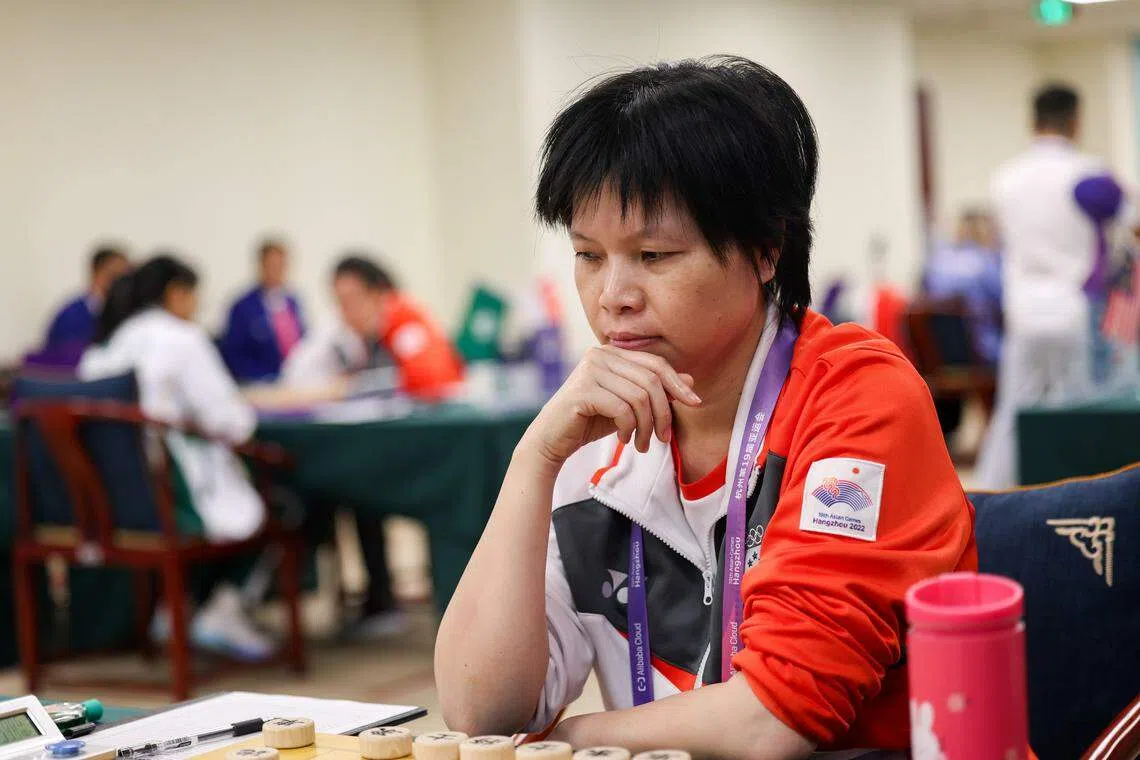 吴兰香认真走每一步棋，因为只有战胜对手，她才有机会获得一枚铜牌。（陈渊庄摄）