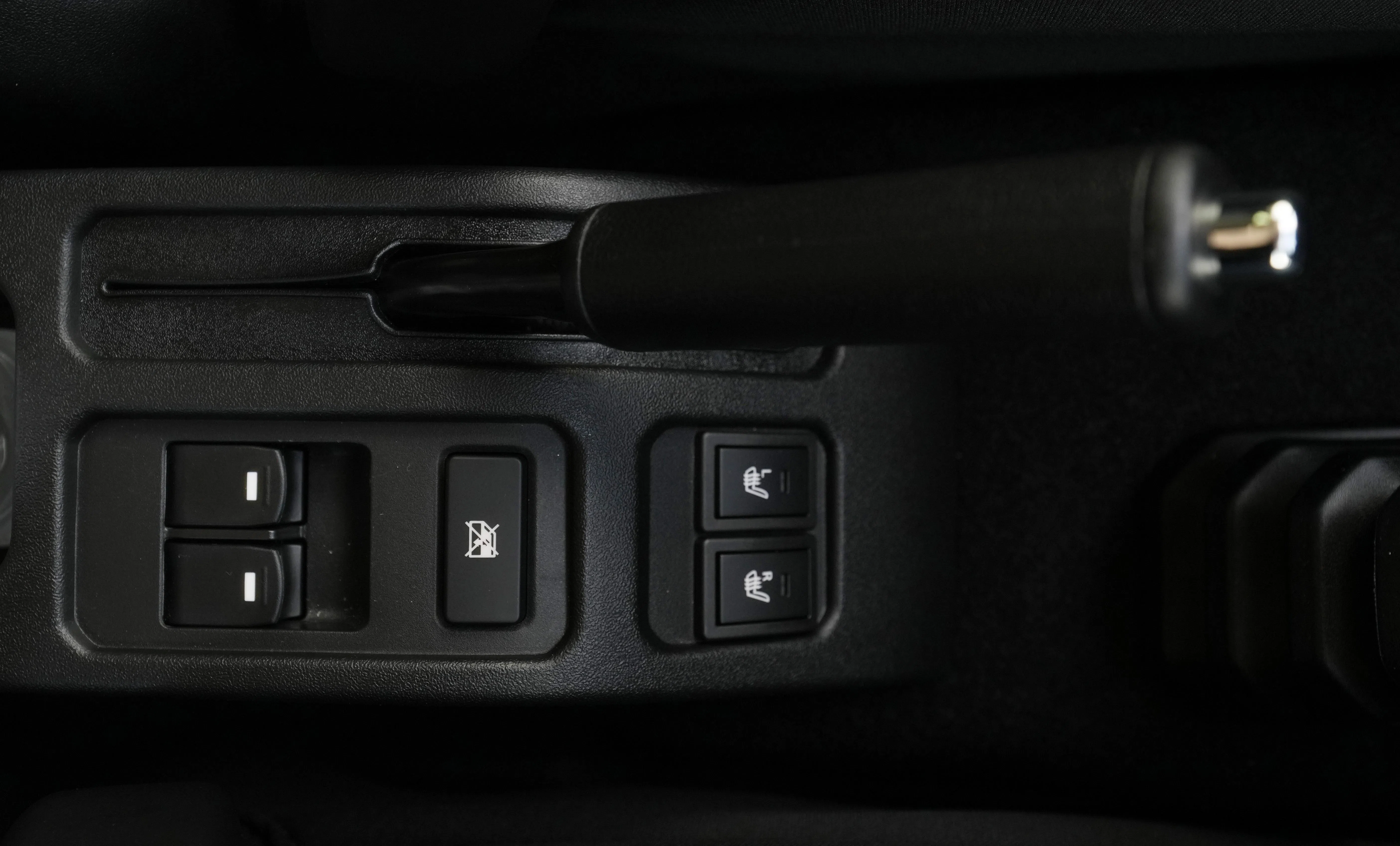 后门窗的两个按键放在手刹旁区域有点不寻常。（谢智扬摄）