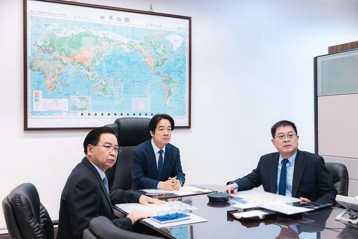 解放军东部战区星期二（12月30日）举行围台实弹射击训练，台湾总统赖清德（中）当天与台湾军方进行视讯会议听取最新报告，他两侧分别坐着台湾国安会秘书长吴钊燮（左）、国安会咨询委员刘得金，三人面色凝重。（取自赖清德脸书）