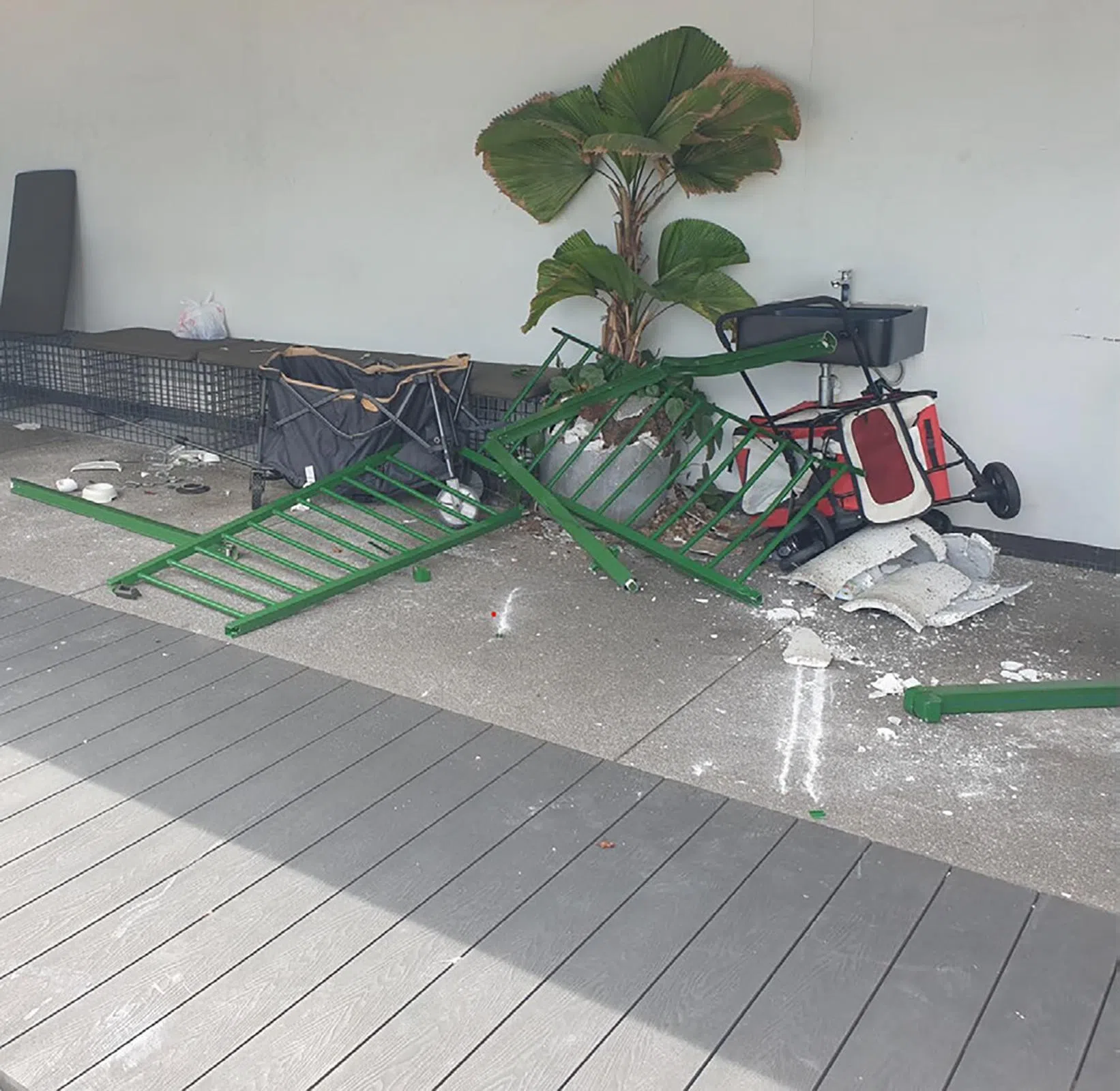 受害者的手推车，以及咖啡馆的一盆盆栽也在事故中受损。（取自法庭文件）
