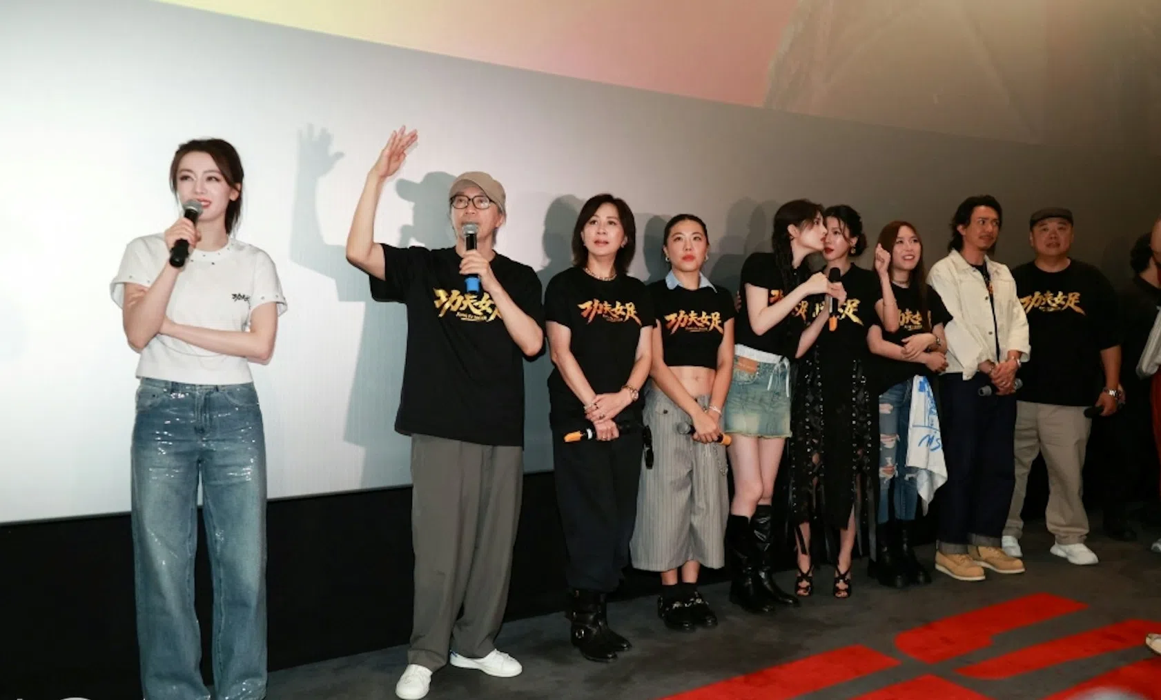 《功夫女足》团队出席香港谢票会，和粉丝一同看电影。（互联网）