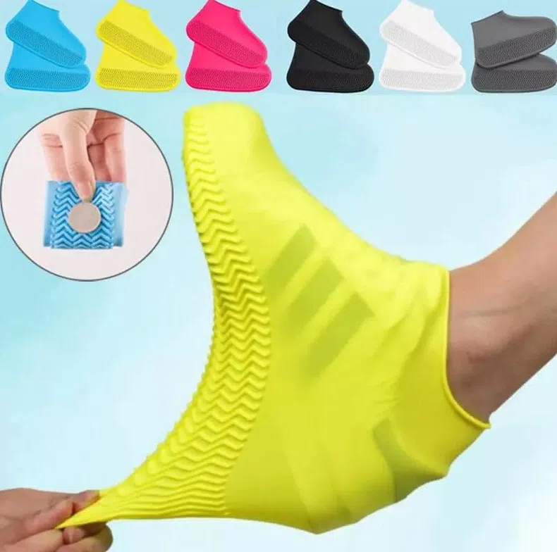 硅胶材质防水防滑鞋套，轻巧便携。（互联网）