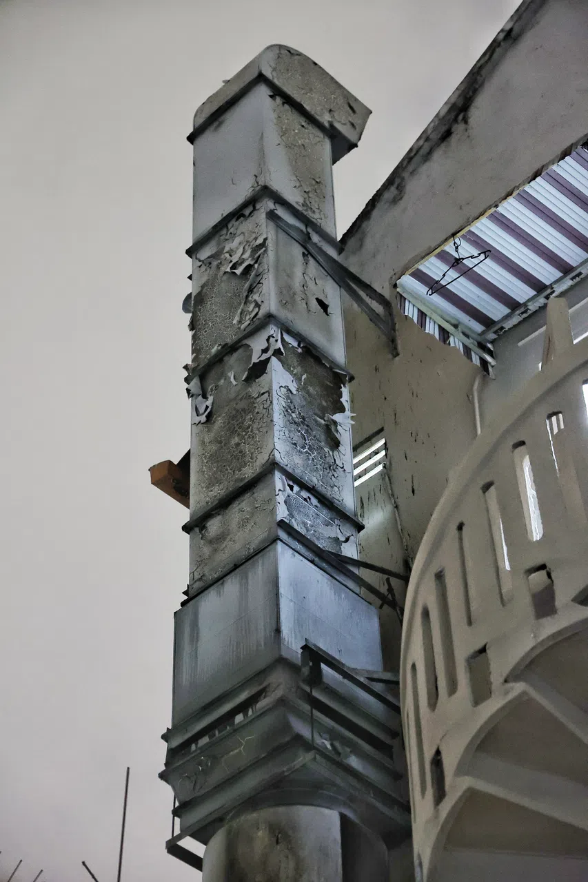 涉事餐馆后方的排烟管烧毁。（徐颖荃摄）