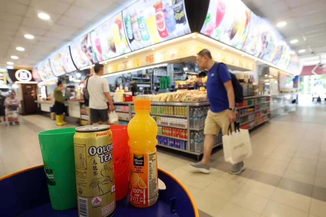 目前，只有面积超过200平方公尺的大型超市须设立回收站；咖啡店和小贩中心则可自愿设立回收点。（邝启聪摄）