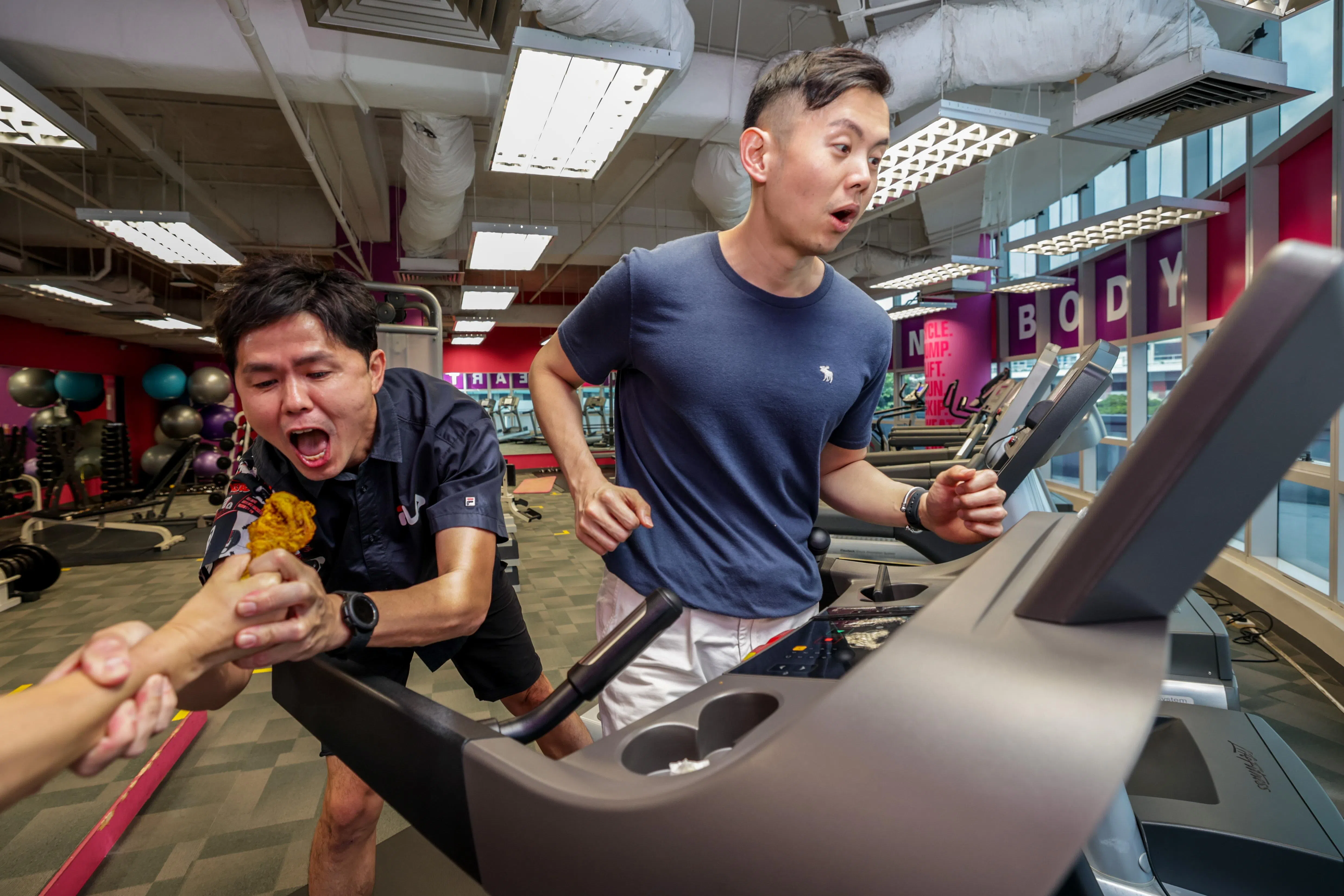 张承尧（右）为了这次挑战每天会预留时间跑步。黄文鸿（左）戒肉三周最头疼的是下来回家过中秋，以及跟“酒肉朋友”的饭局。（叶振忠摄）