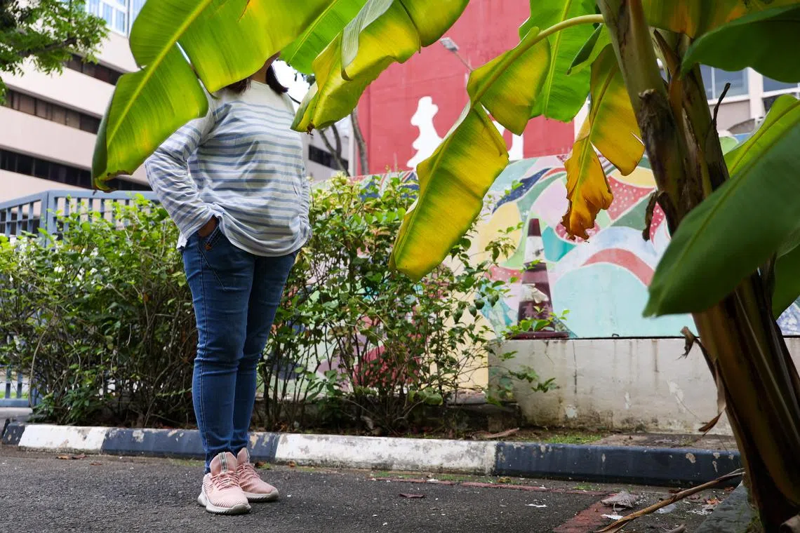 今年47岁的黄美芳和女儿曾经居住在新加坡妇女组织理事会旗下的庇护所两年，当时她遭到患有躁郁症的丈夫长期打骂。（林明顺摄）