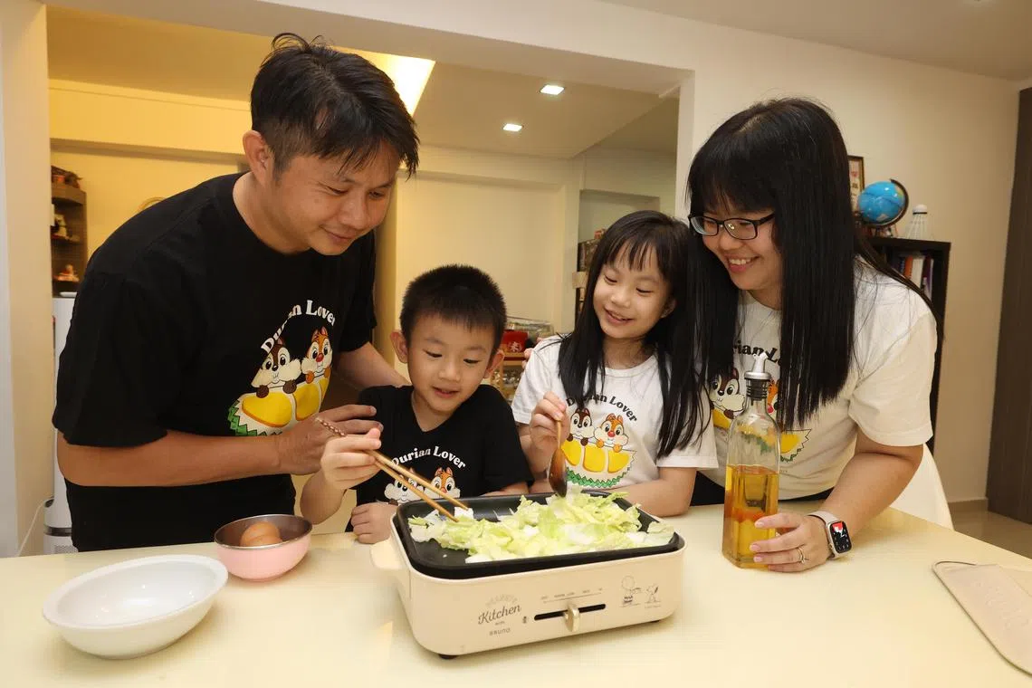 
俞书信（左一）和戴景婷（右一）平时会和孩子一起烹饪，亲子关系更融洽。（唐家鸿摄）