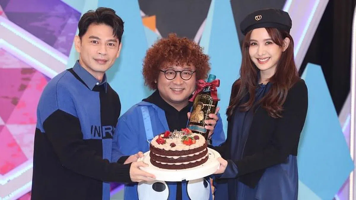 阿Ken（左）和安心亚（右）日前为纳豆庆生。（互联网） 