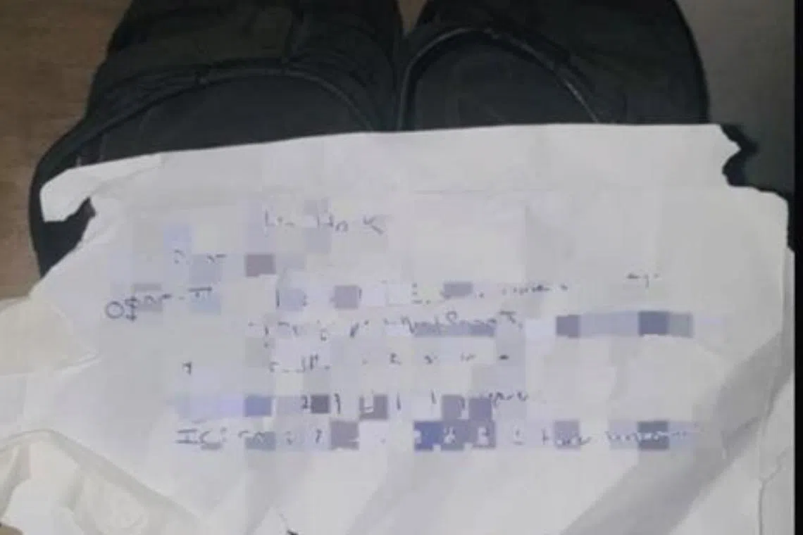 涉事男子还在鞋架上留下讨债字条。（新加坡警察部队提供）