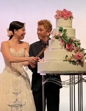 一对新婚夫妇在台上切结婚蛋糕。（潘嗣敬IG限动视频截图）