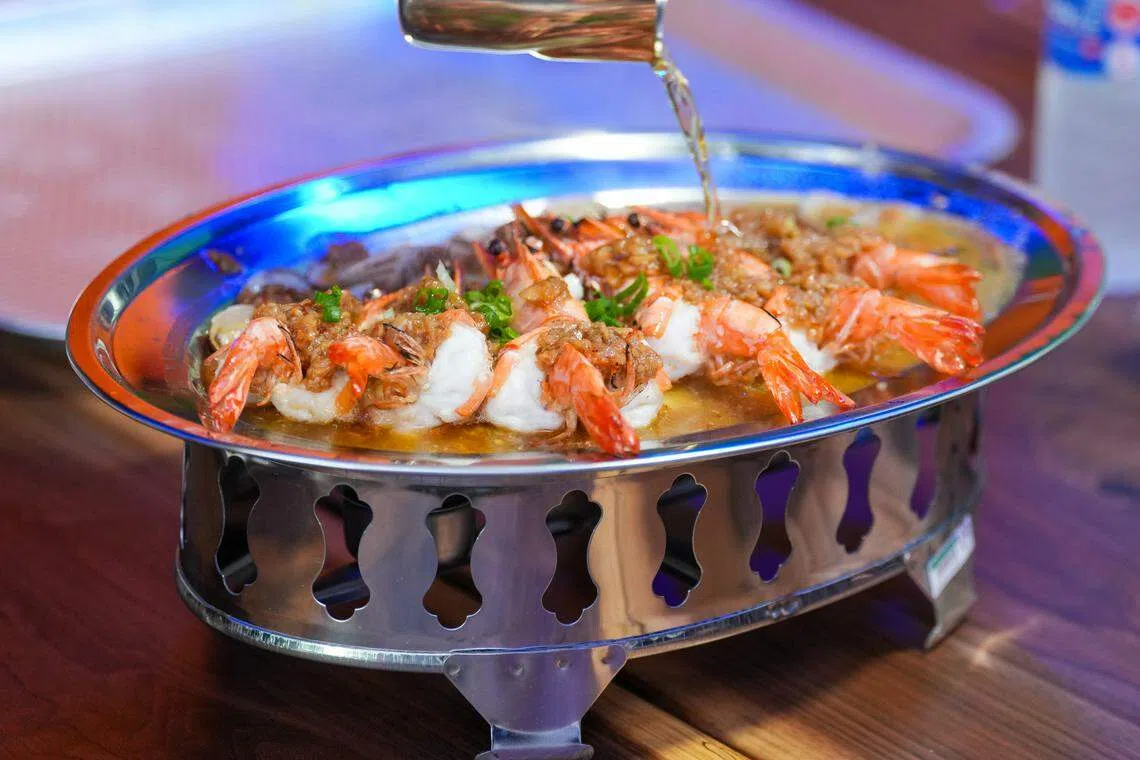 烤海鲜淋上KEK特制酱，鲜香味扑鼻，十分好味。（餐馆提供）