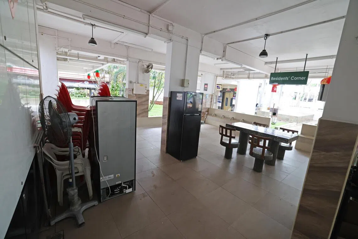 原本摆放在义顺71街第718座组屋底层的物品，已于星期五下午被移至同座组屋的居民角落。（梁麒麟摄）