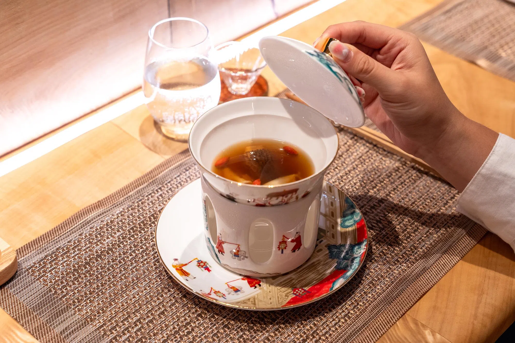 清汤野菌花胶，鲜香四溢。（餐馆提供）