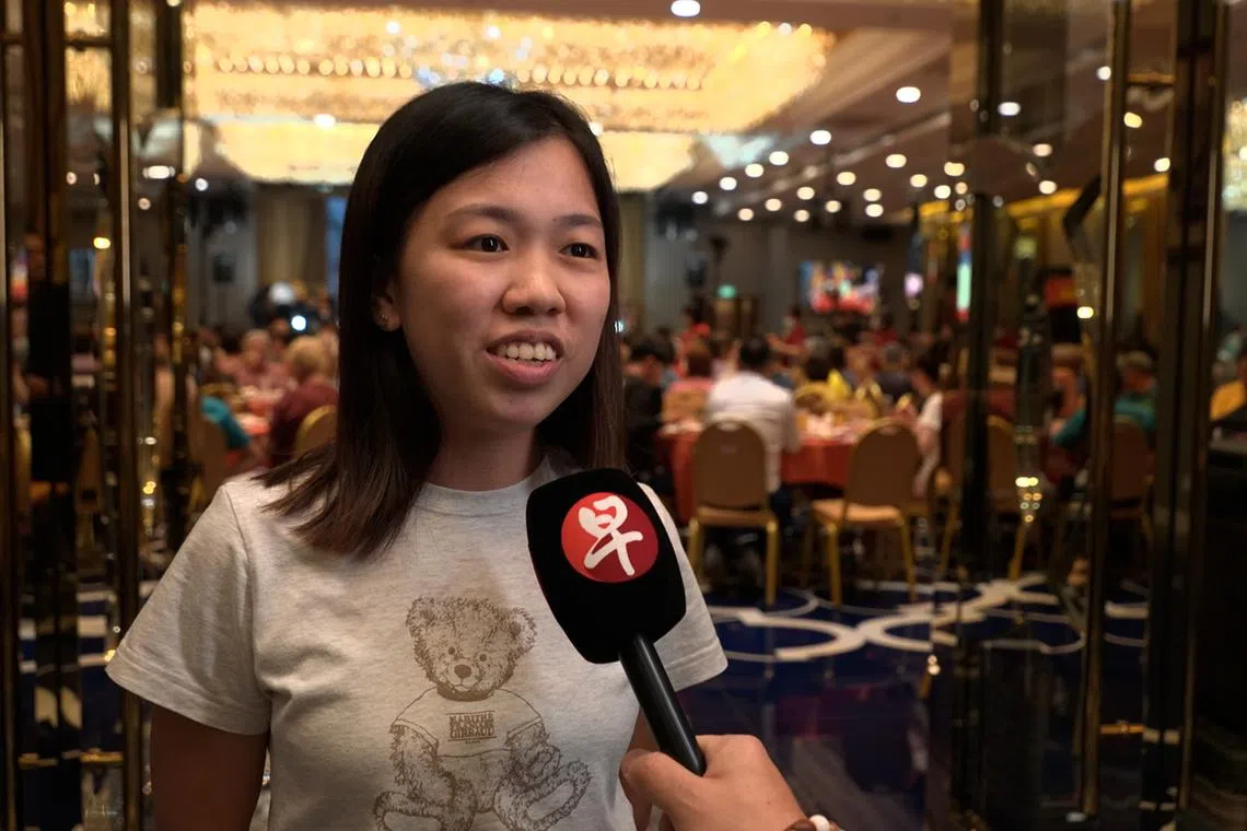 从小爱看歌台的玉香，追歌台已超过20年。对她来说，下班后最期待的休闲就是看歌台。（视频截图）