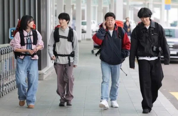 《南极的主厨》由白种元（右二）带领其他艺人，一同为在南极艰苦生活的越冬队员们送上暖心料理。（互联网）