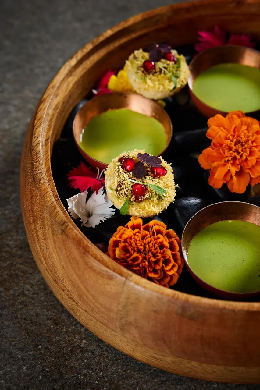 Ahāra Pani Puri口感酥松，先咬一口唐杜里香料芹菜馅，再配上厨师调制的酸甜酱汁，味道丰富。（餐馆提供）