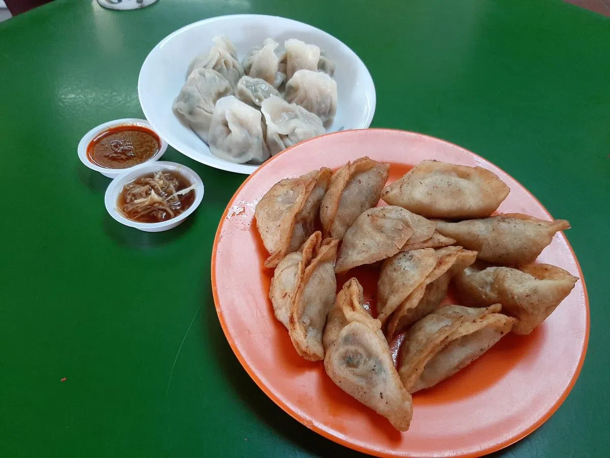 “同心居”上海点心小吃有50余年历史，目前在麦士威路熟食中心营业。 “同心居”主打的三鲜锅贴与状元水饺。