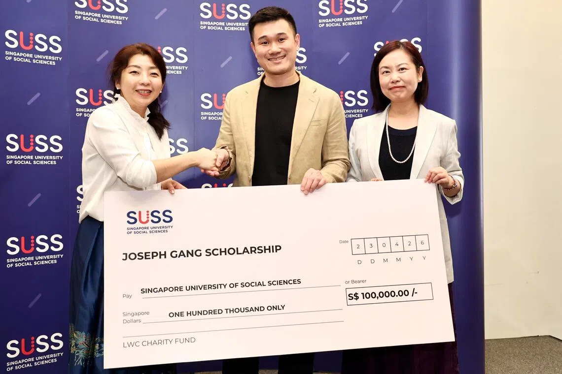 新社科大副校长（策略合作与业务管理部）陈姵莹副教授（左起）星期四（4月23日）从利心慈善基金联合创始人刘威与齐心祎夫妇手中接过10万元的支票。（周国威摄）